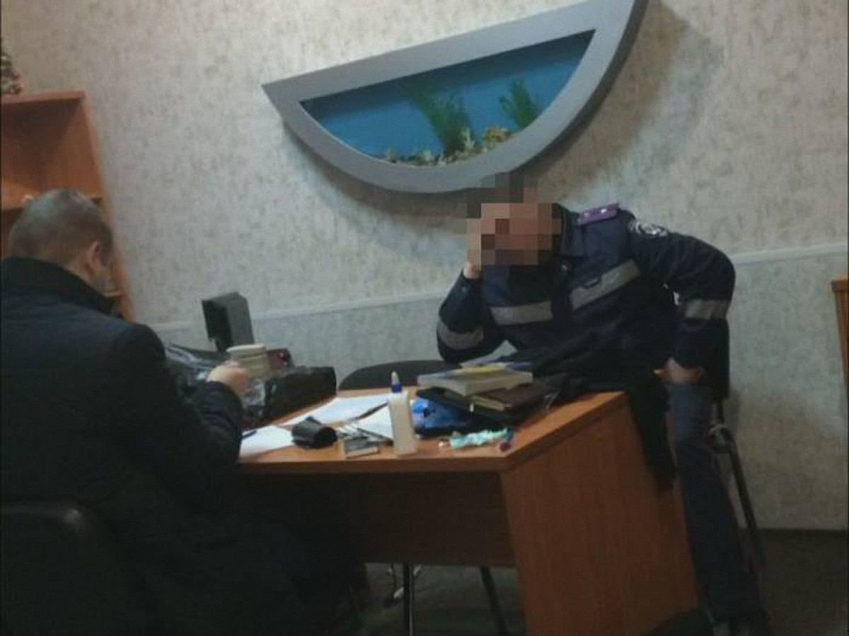 Майора полиции задержали в его кабинете во время получения денег - фото 1