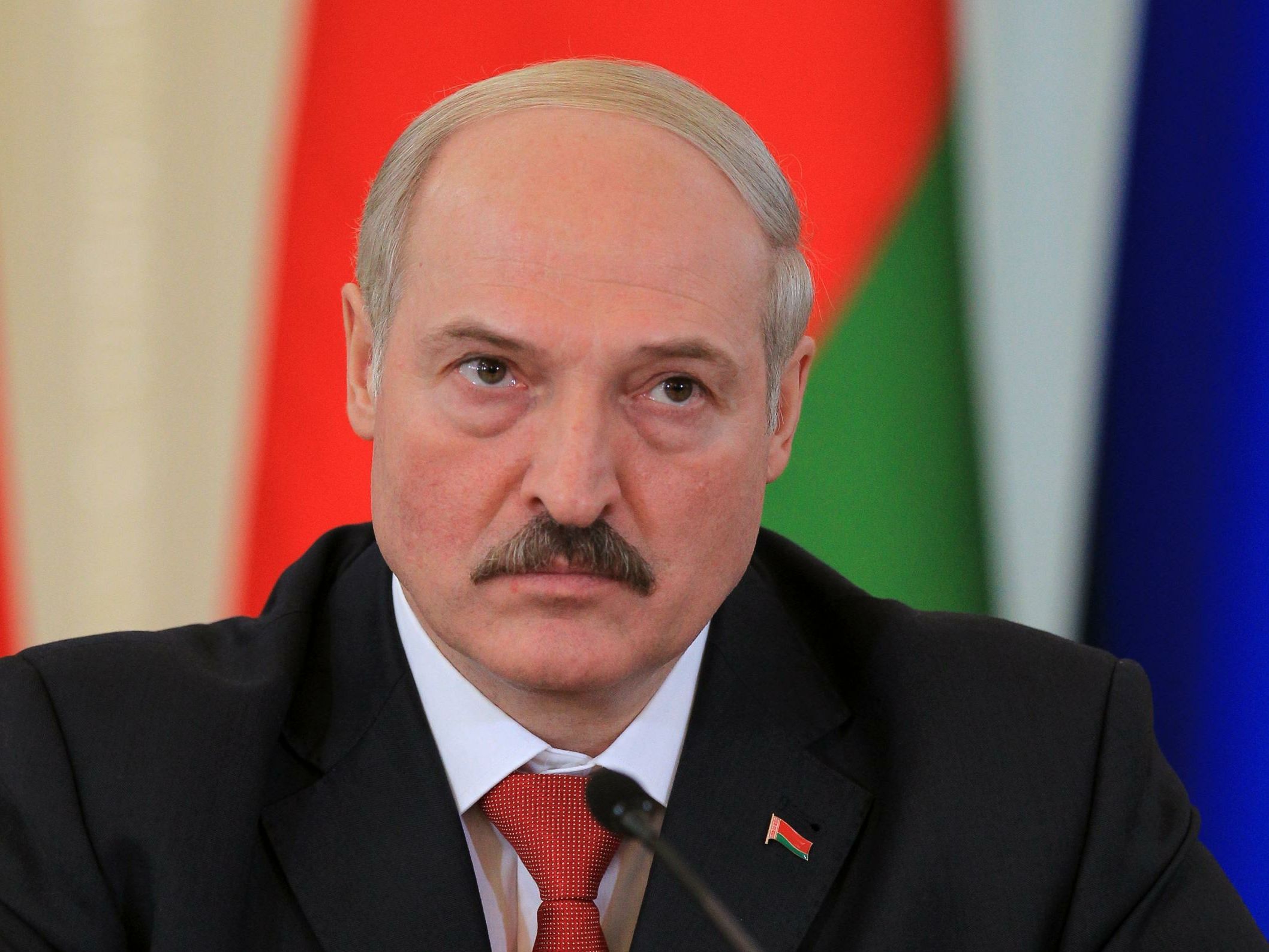 Лукашенко считает хорошим знаком, что вооружение и взрывчатка идут через территорию Беларуси - фото 1