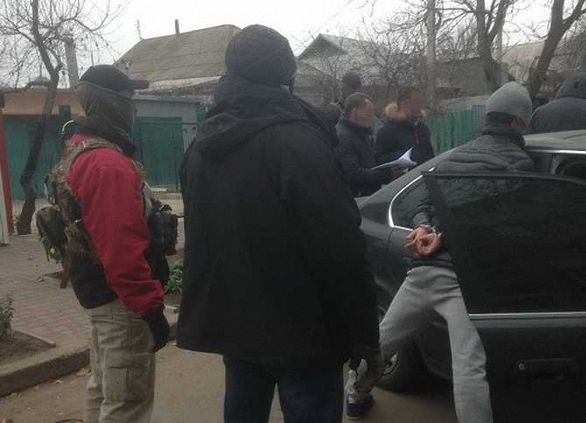 Офицеров патрульной полиции задержали в центре Николаева - фото 1