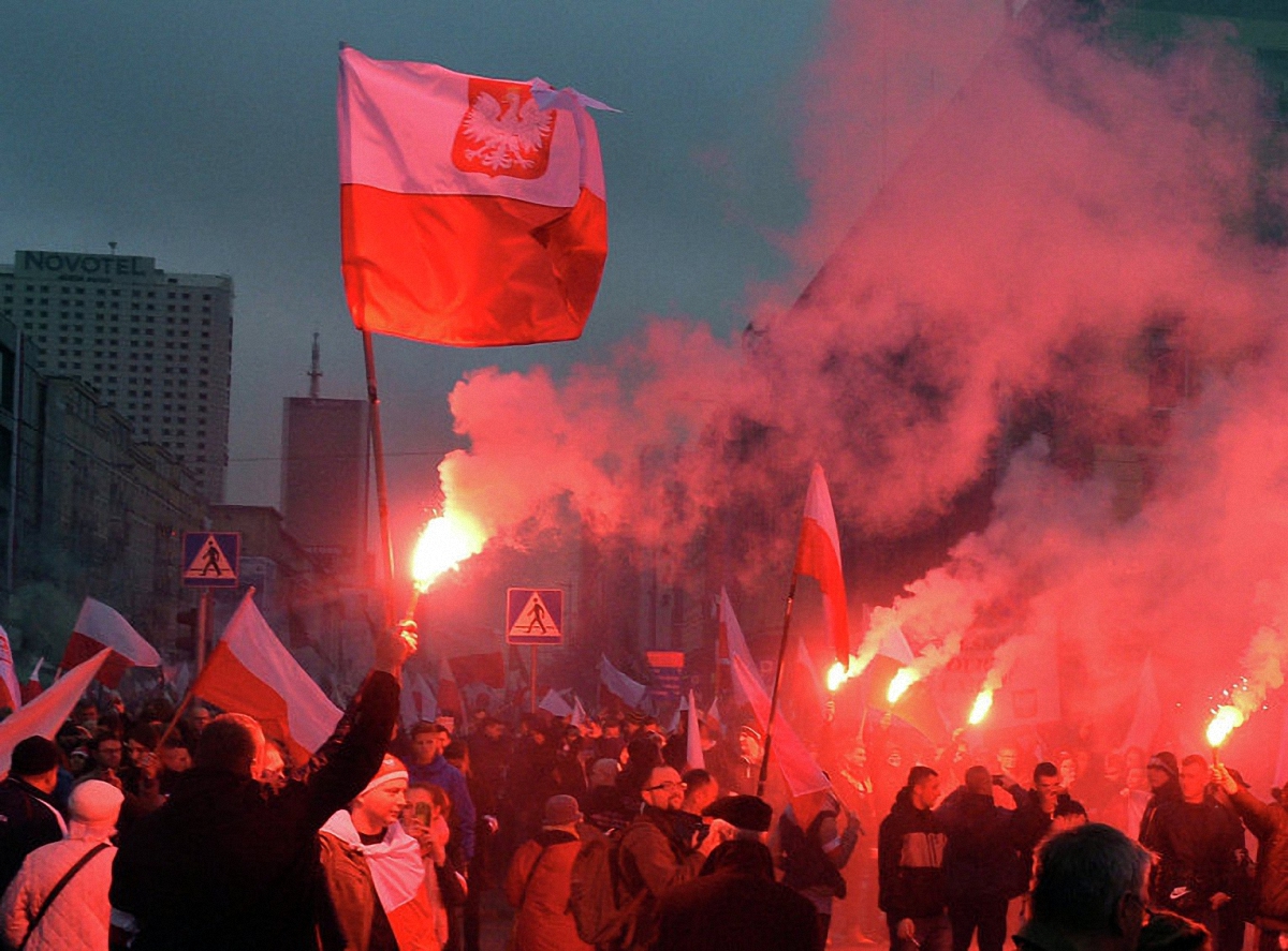 Польские политики осудили сожжение украинского флага - фото 1