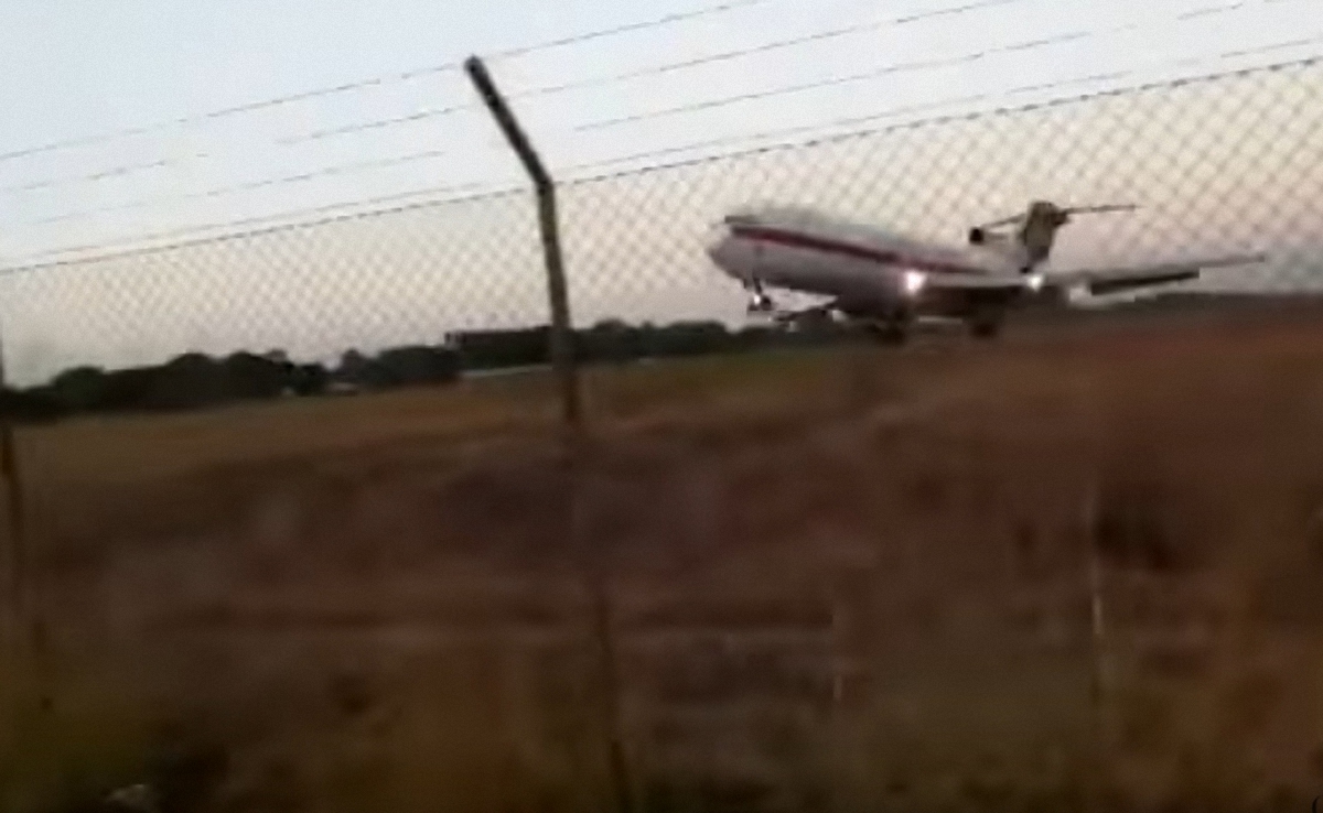 Грузовой самолет потерпел крушение из-за того, что не набрал достаточную для взлета высоту - фото 1