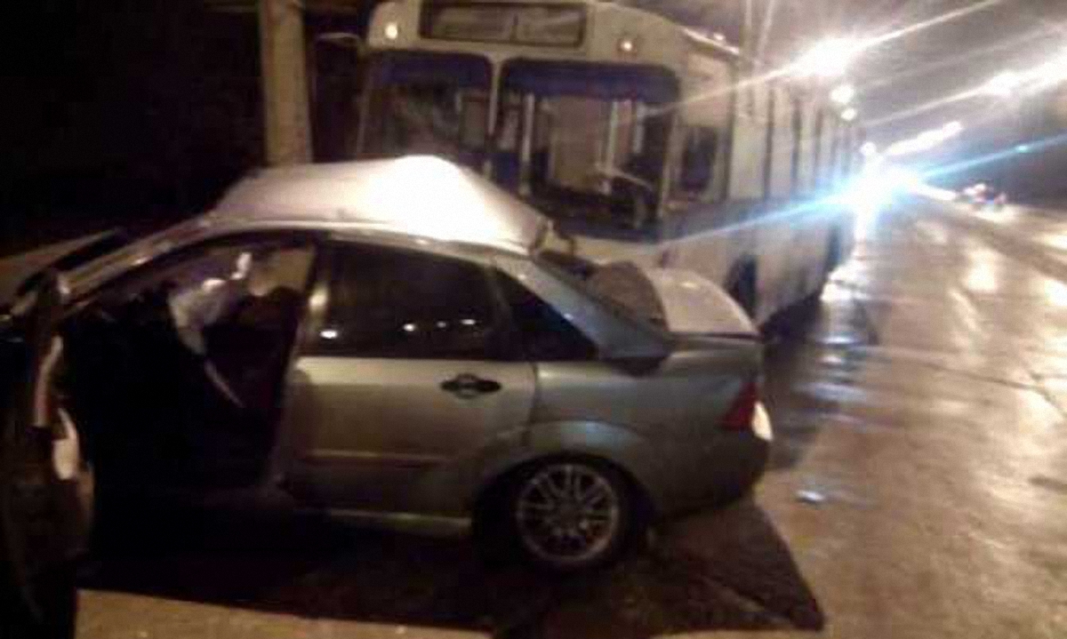 В Мариуполе полицейский лоб в лоб столкнулся с троллейбусом, есть погибшие - фото 1