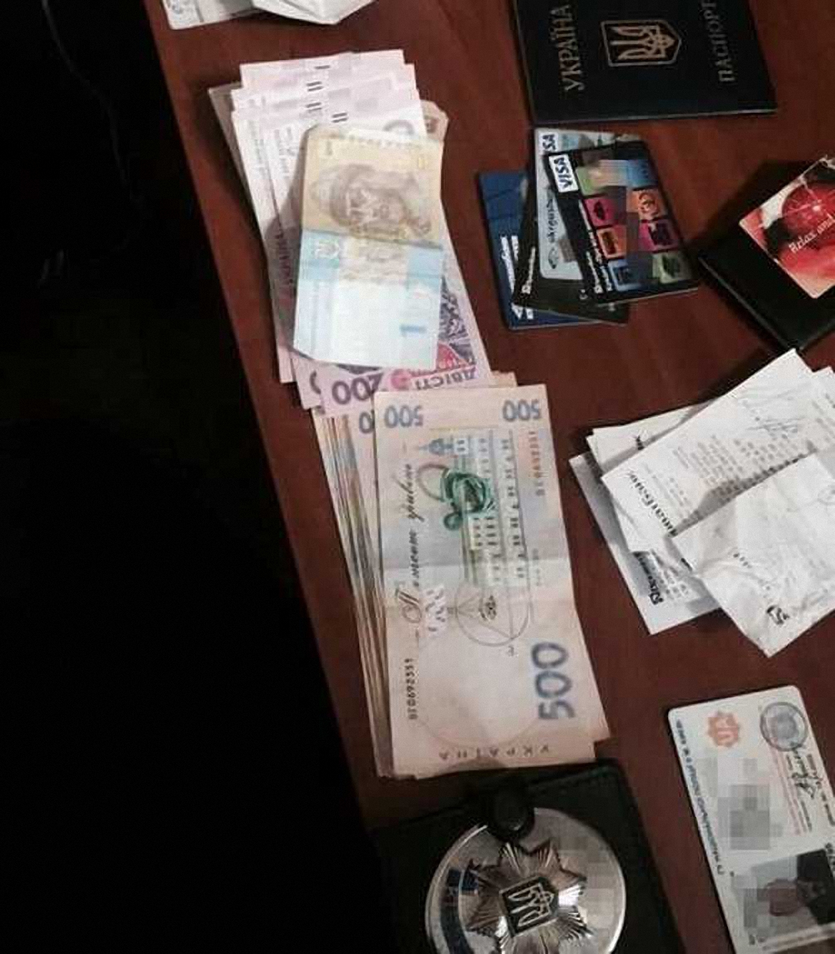 Злоумышленников задержали во время получения 148 тысяч гривен - фото 1
