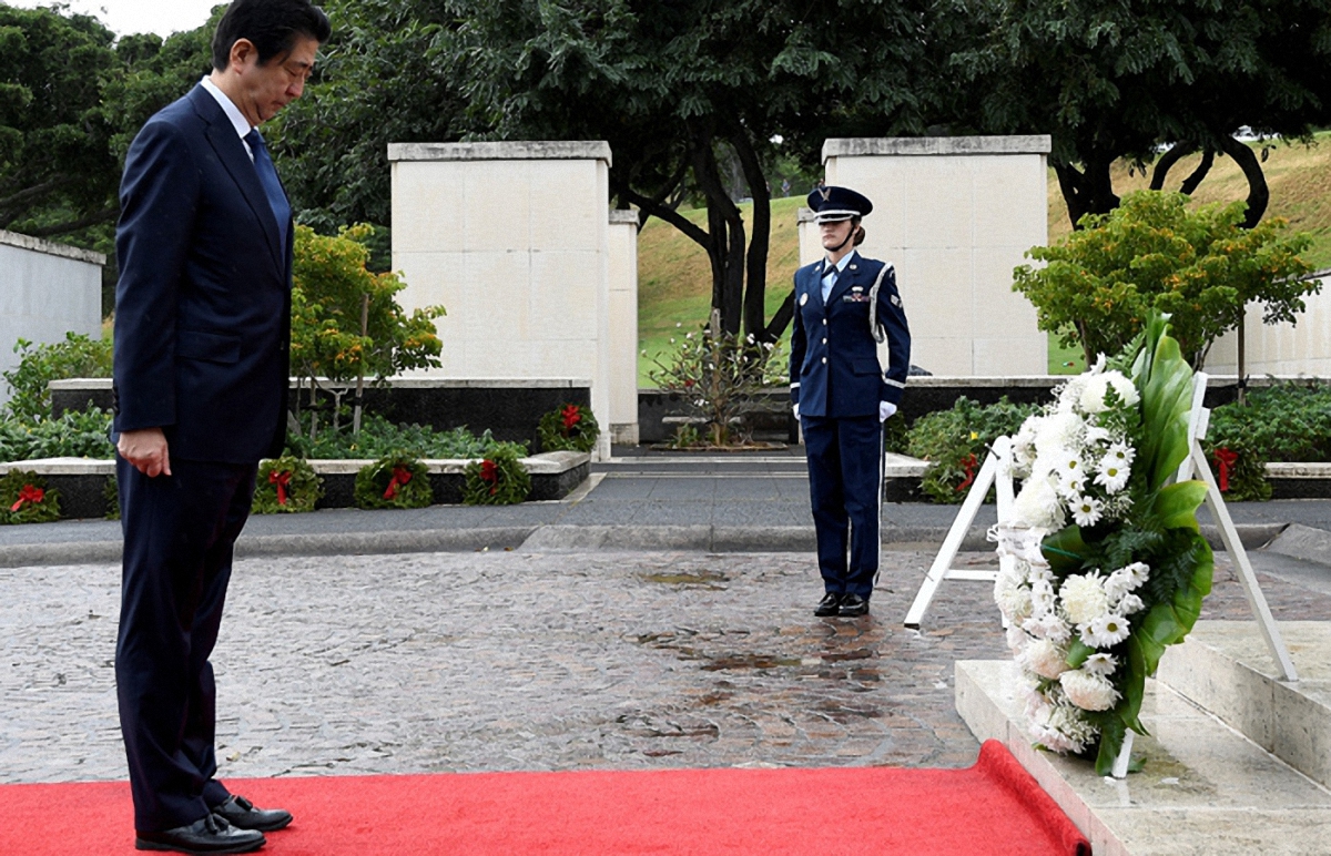 Синдзо Абэ возложил цветы к могиле американских солдат в Гонолулу - фото 1
