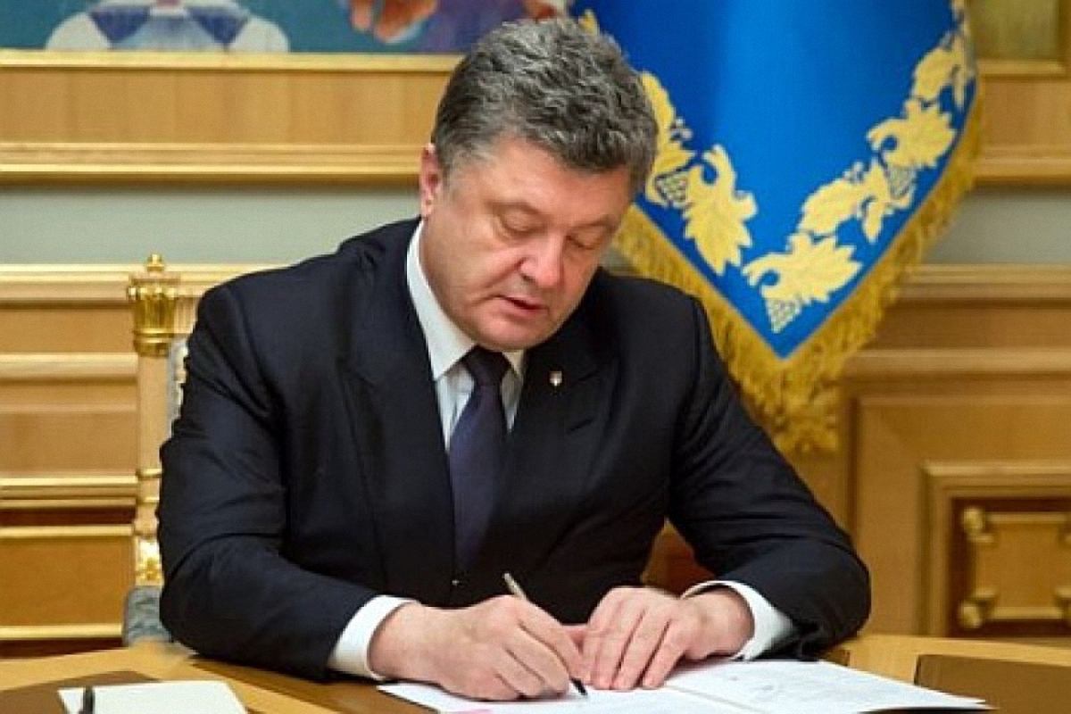 Президент Петр Порошенко подписал закон о повышении налогов на алкогольные и табачные изделия - фото 1