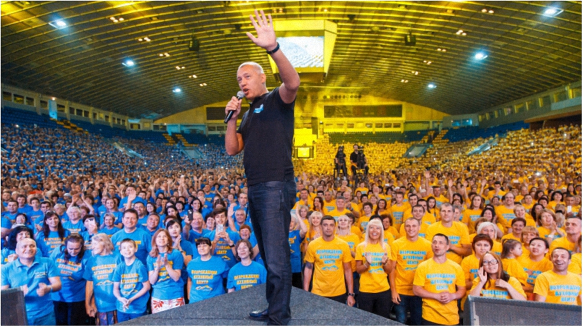 Люди в футболках "Возрождения" заполонили Киев этим летом - фото 1