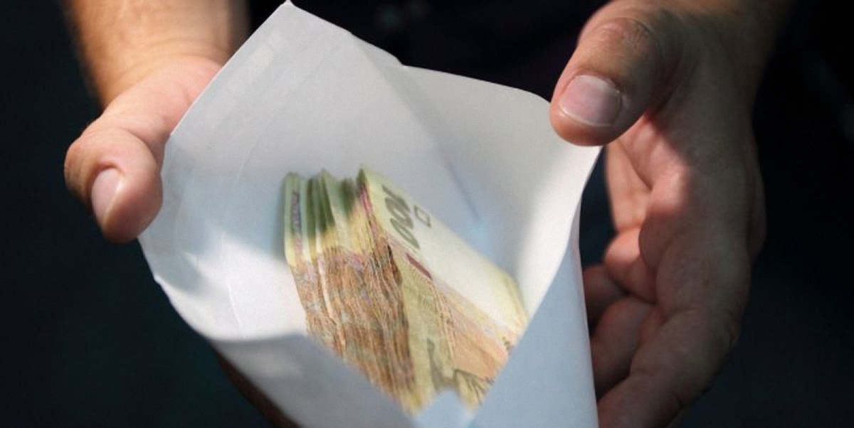 Торговец наркотиками принес полицейским 120 тысяч гривен - фото 1