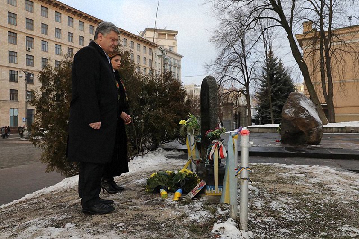 Президент и его супруга почтили память первых героев Небесной Сотни в Киеве - фото 1