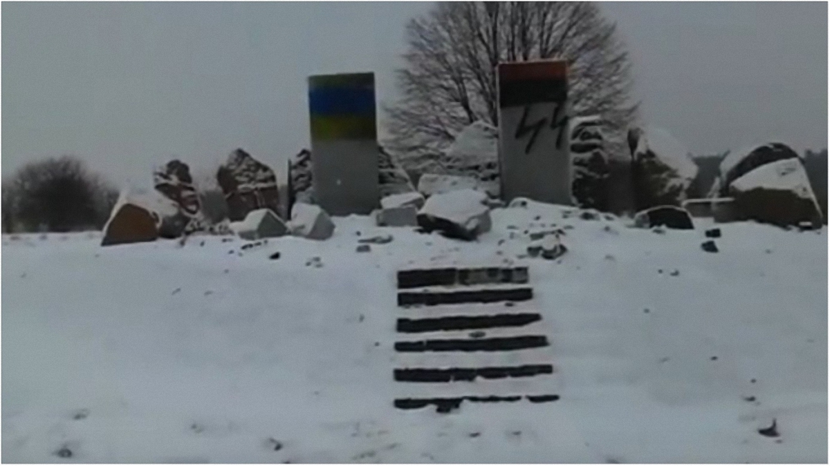 В МИДе Польши не верят, что памятник уничтожили украинцы - фото 1