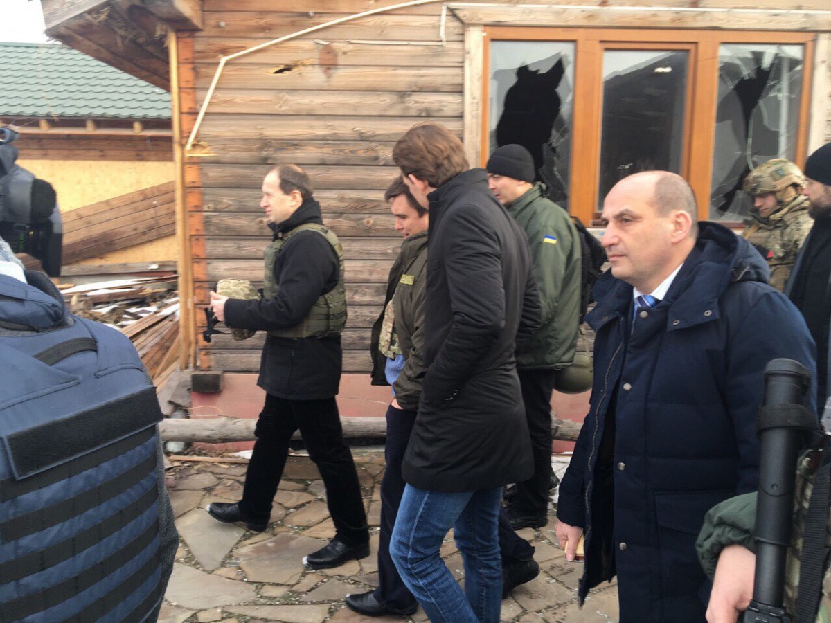 Павел Климкин показал Себастиану Курцу последствия обстрелов оккупантами села в Донецкой области - фото 1
