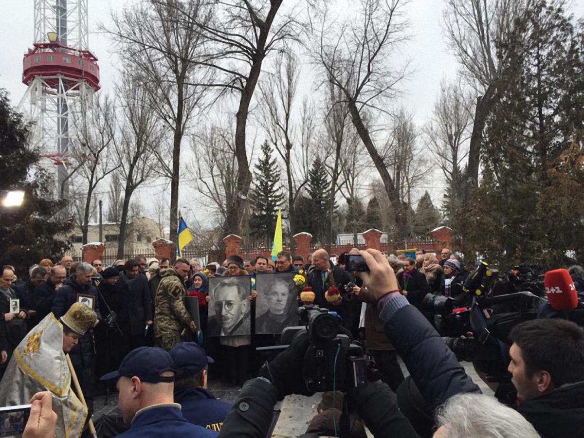 На церемонию перезахоронения пришел президент Украины Петр Порошенко - фото 1