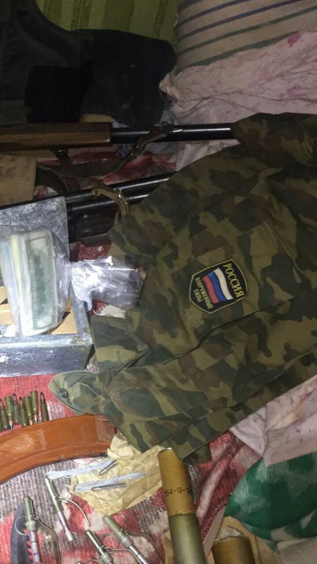 Чиновник хранил у себя дома оружие и российскую форму - фото 1