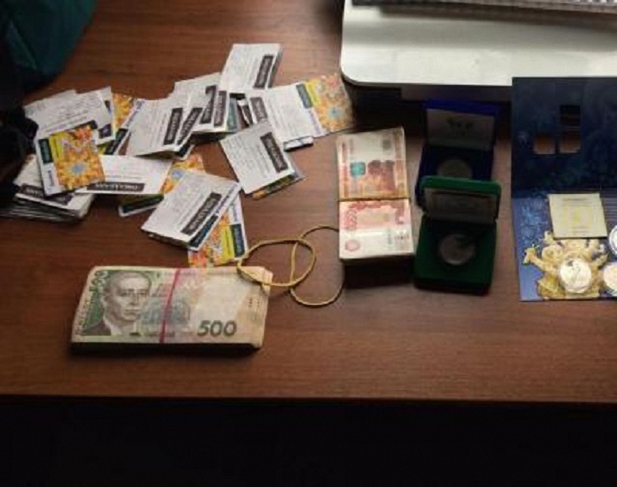 При обыске обнаружилось 550 тыс. рублей, 41 тыс. гривен и кредитные карты - фото 1