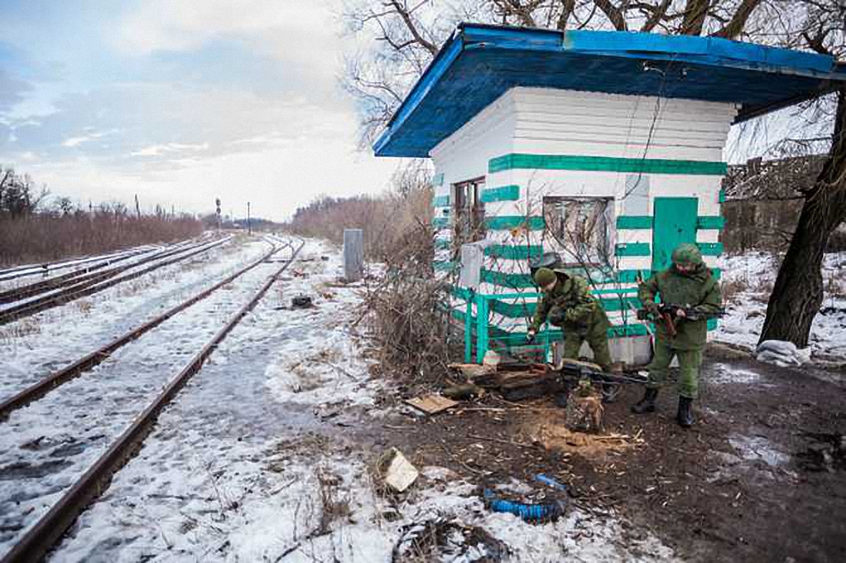 Боевики "ДНР" разогнали мирных жителей, стреляя в воздух - фото 1