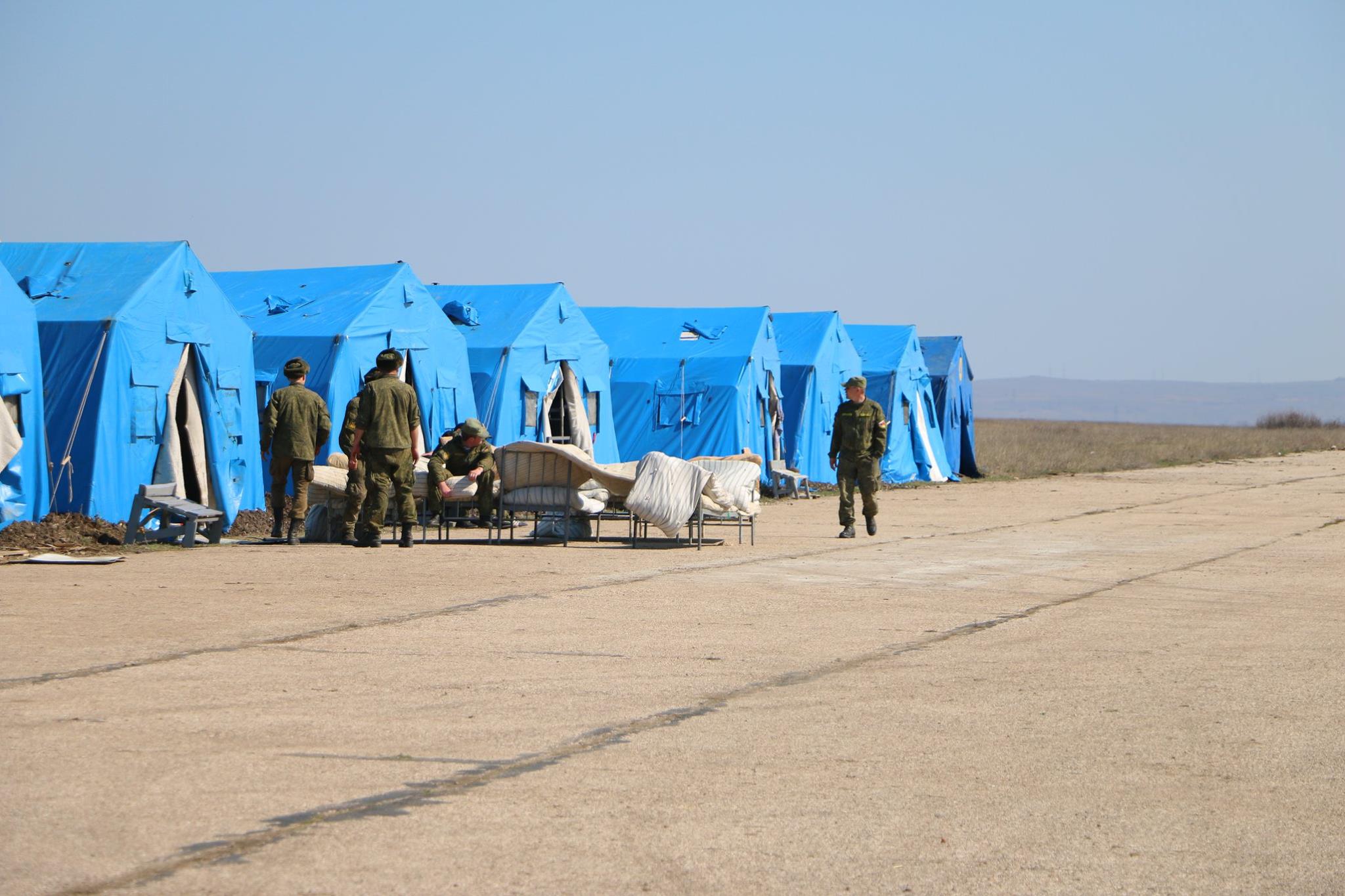 На территории аэропорта Керчи уже разбит палаточный городок - фото 1