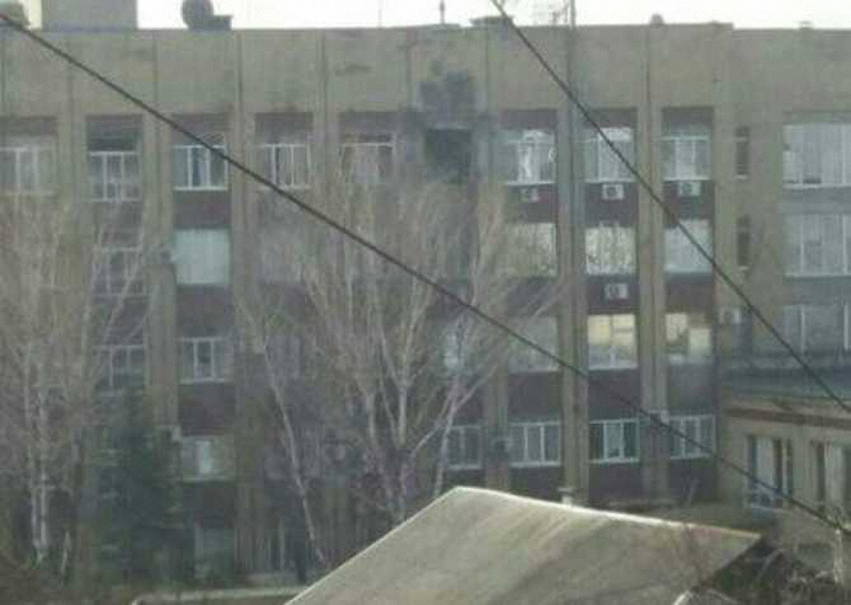Среди бела дня в Донецке устроили стрельбу из гранатомета по зданию штаба боевиков - фото 1