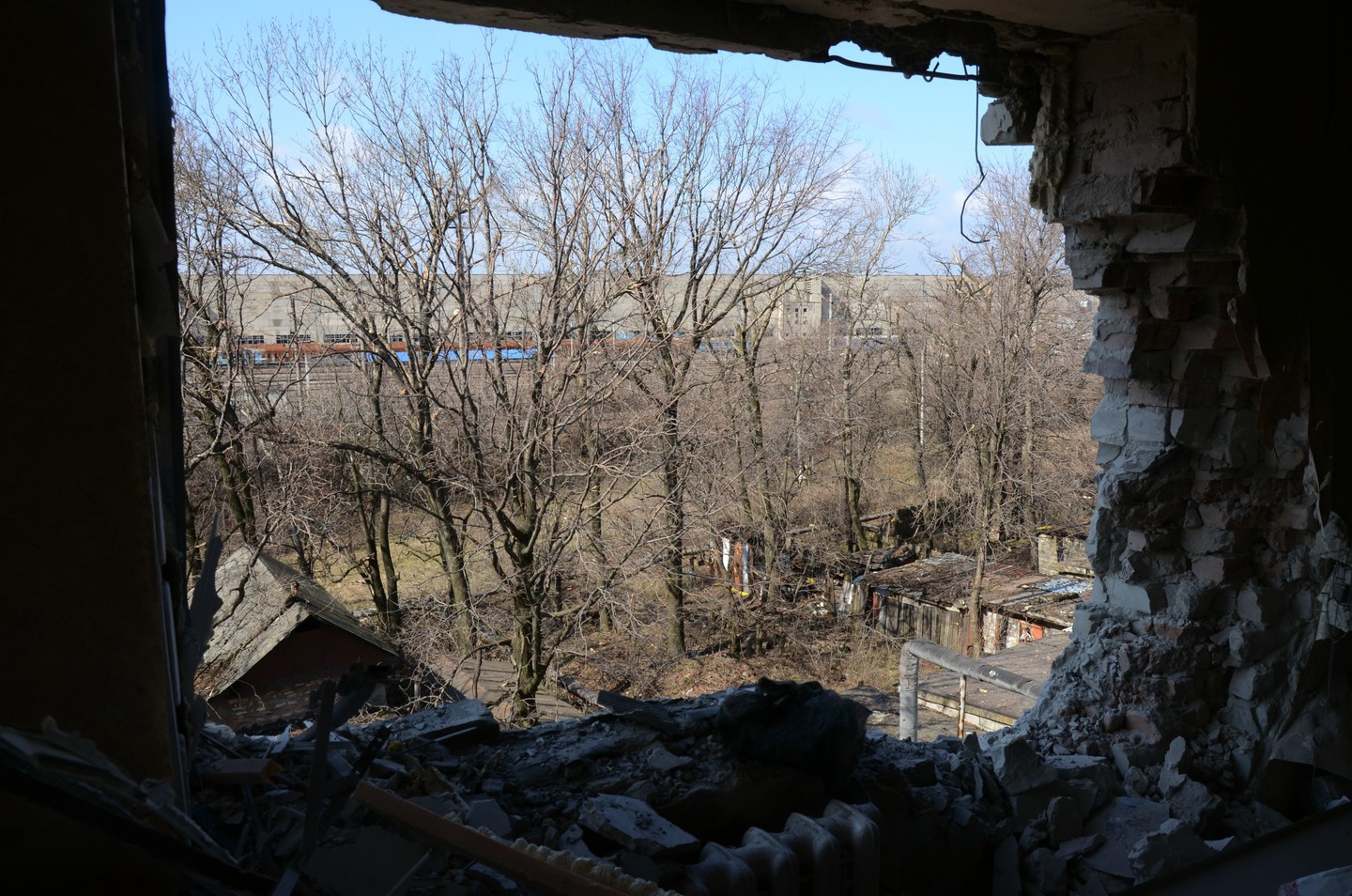 Боевики обстреляли жилые дома в Донецке - фото 1
