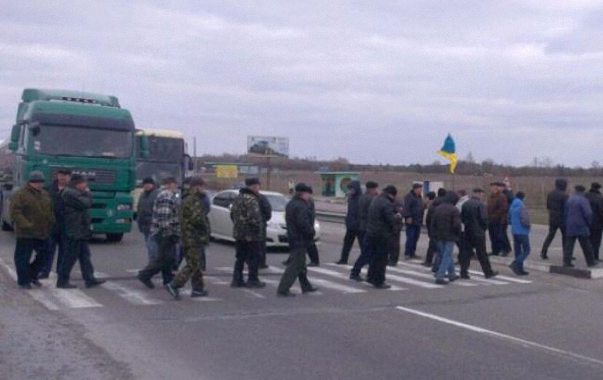 Около 50 человек перекрыли трассу Киев-Харьков на час - фото 1