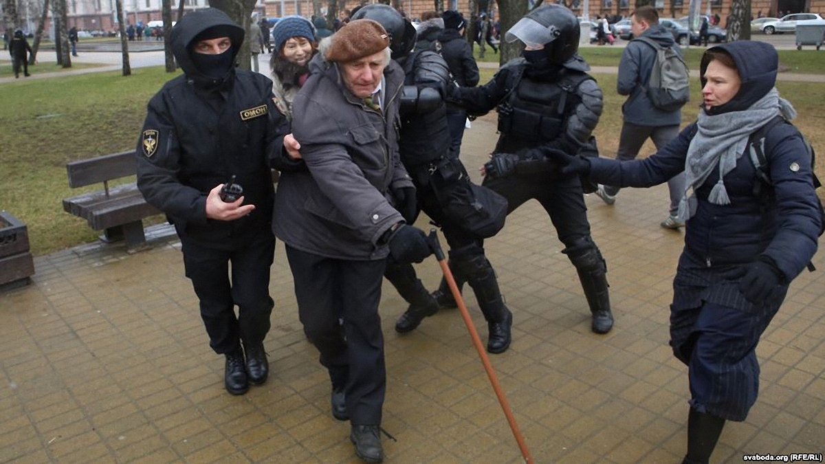 ОМОН в Минске задерживал всех подряд - фото 1
