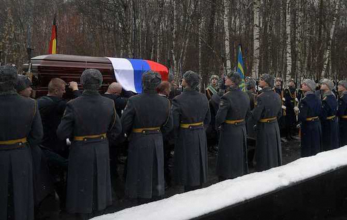 В минобороны России закупают 49 тысяч флагов для похорон - фото 1