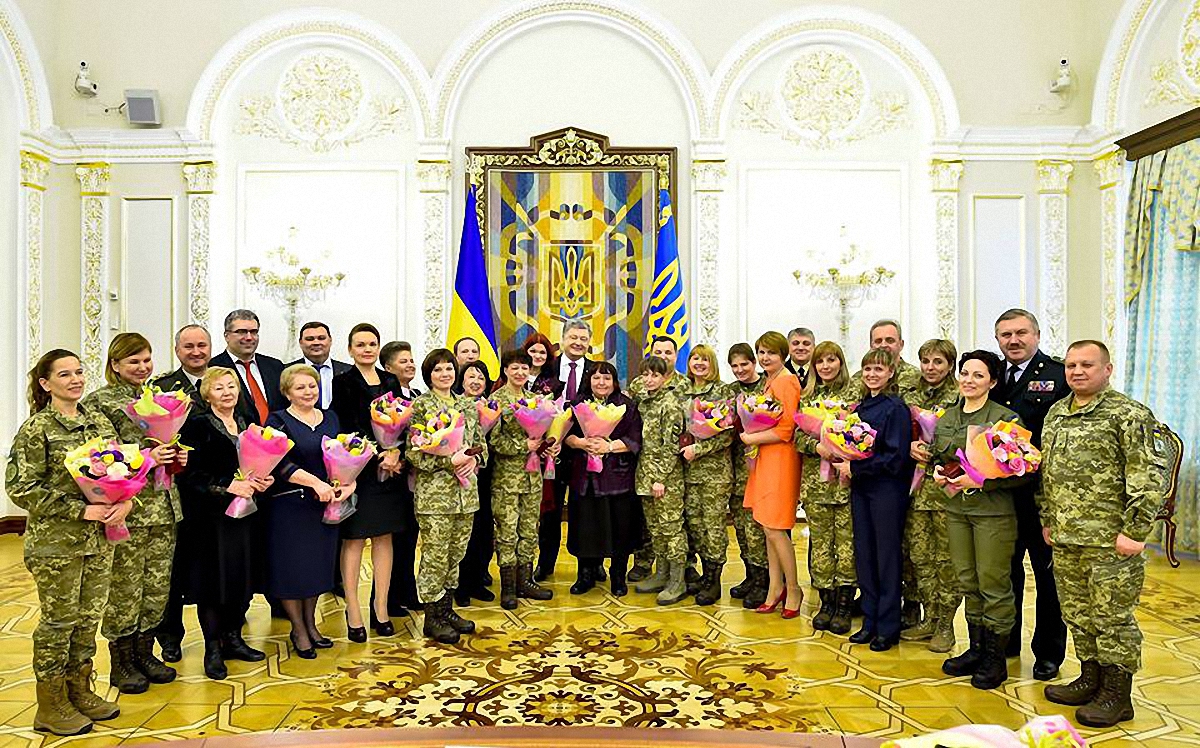Порошенко пожелал мира всем украинкам - фото 1