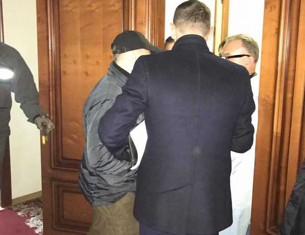 Адвокат говорит, что Насирова перевезли в операционную - фото 1