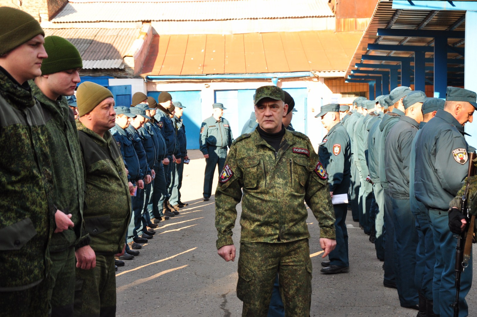 Боевики заставляют охранников вступить на службу в "ЛНР" - фото 1