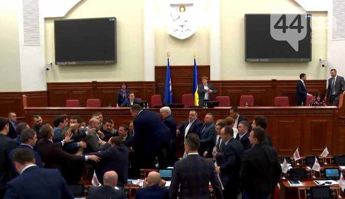 Депутаты устроили драку из-за оскорбления Виталия Кличко - фото 1
