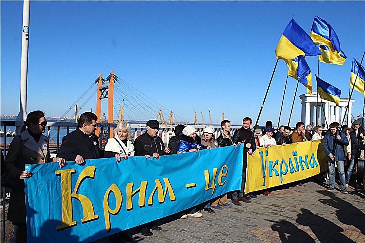 Чиновники хотят вернуть Крым, сохраняя связи с украинцами на полуострове - фото 1