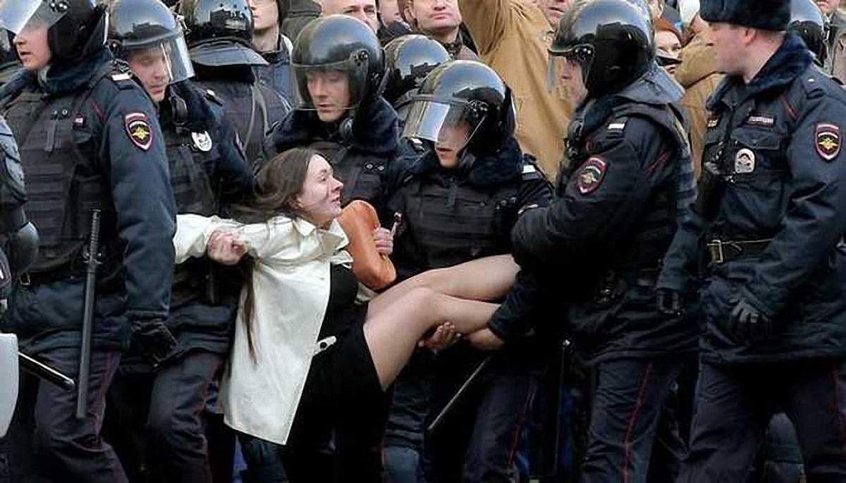 Российские полицейские били и задерживали всех, кто даже не был причастен к акции - фото 1