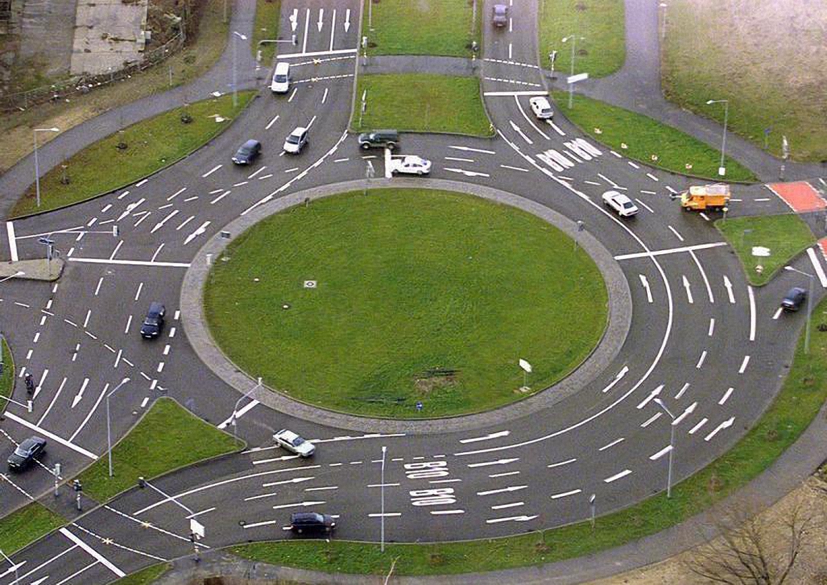 Приоритет на перекрестке с круговым движением получили авто, которые уже едут по кругу - фото 1