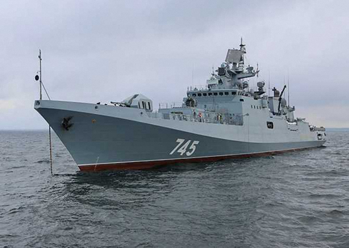Российский фрегат движется к американским эсминцам - фото 1