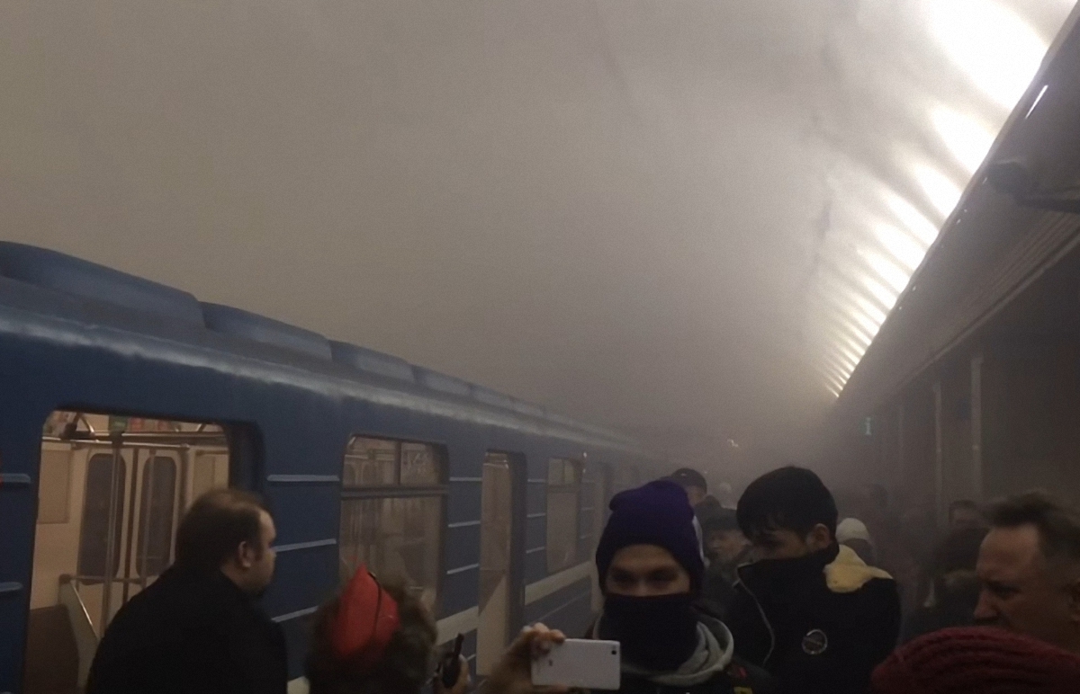 Из-за взрыва задымлены несколько станций метро Санкт-Петербурга - фото 1