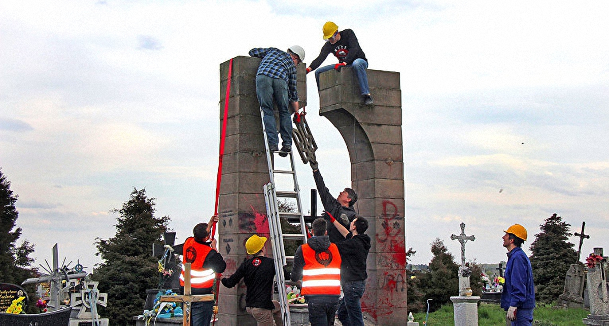 После сноса памятника воинам УПА украинский институт не хочет бороться за легализацию польских постаментов - фото 1
