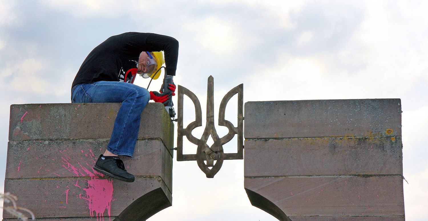 В Польше разобрали памятник УПА - фото 1