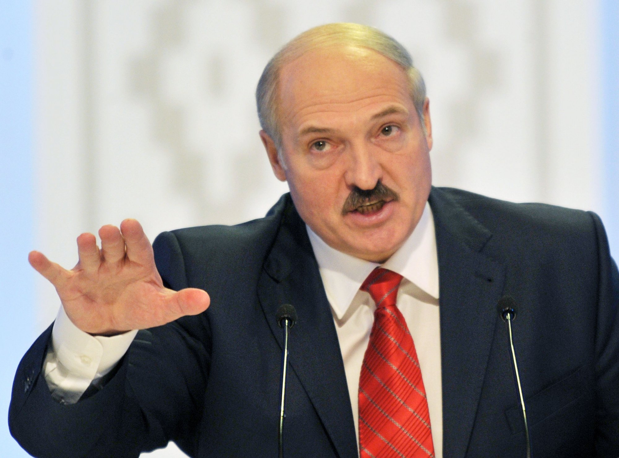 Лукашенко считает, что взаимные санкции усугубляют отношения между странами - фото 1