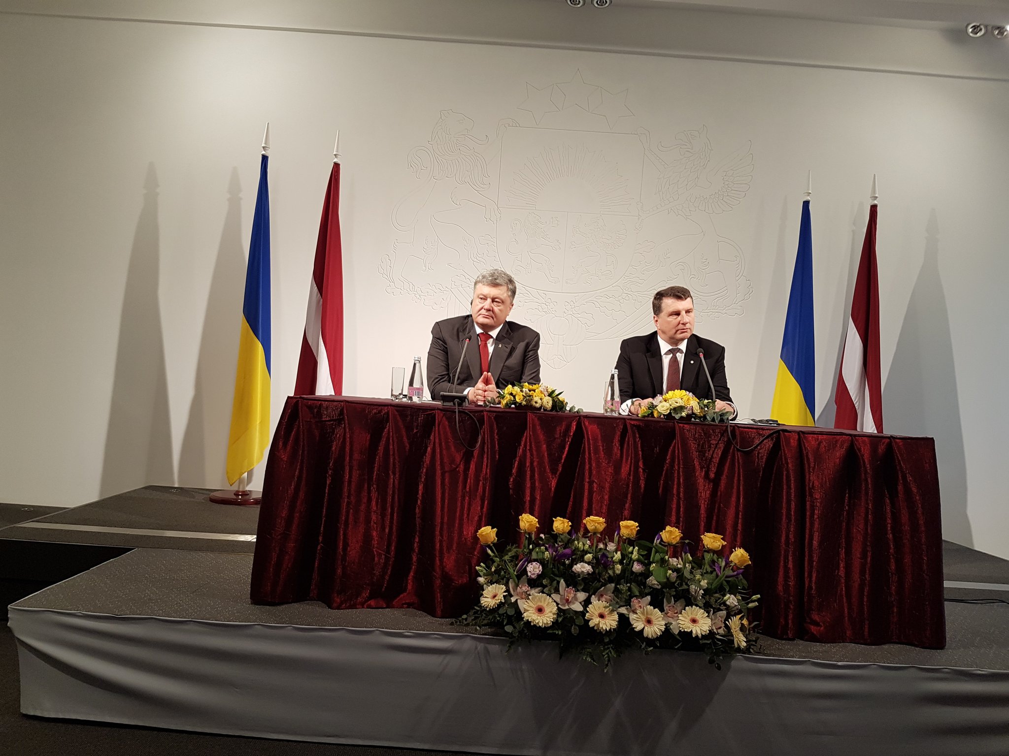 Порошенко считает, что Россия специально нарушает украинское законодательство  - фото 1