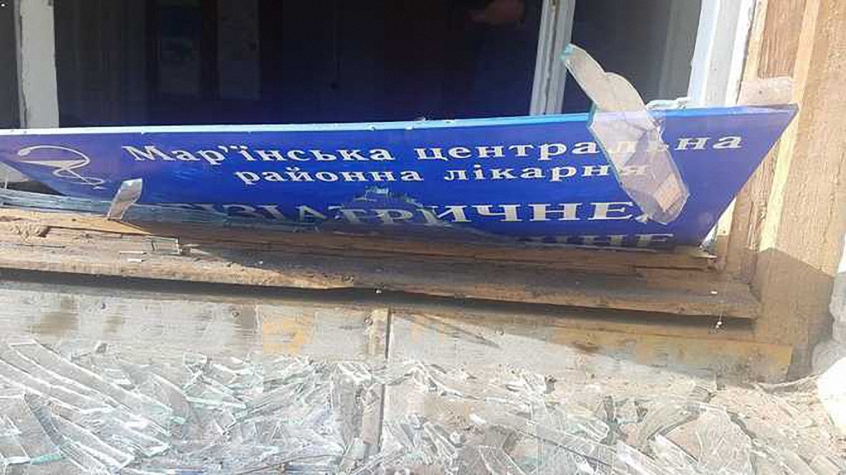 Здание больницы Марьинской центральной районной больницы в Красногоровке серьезно повреждено - фото 1