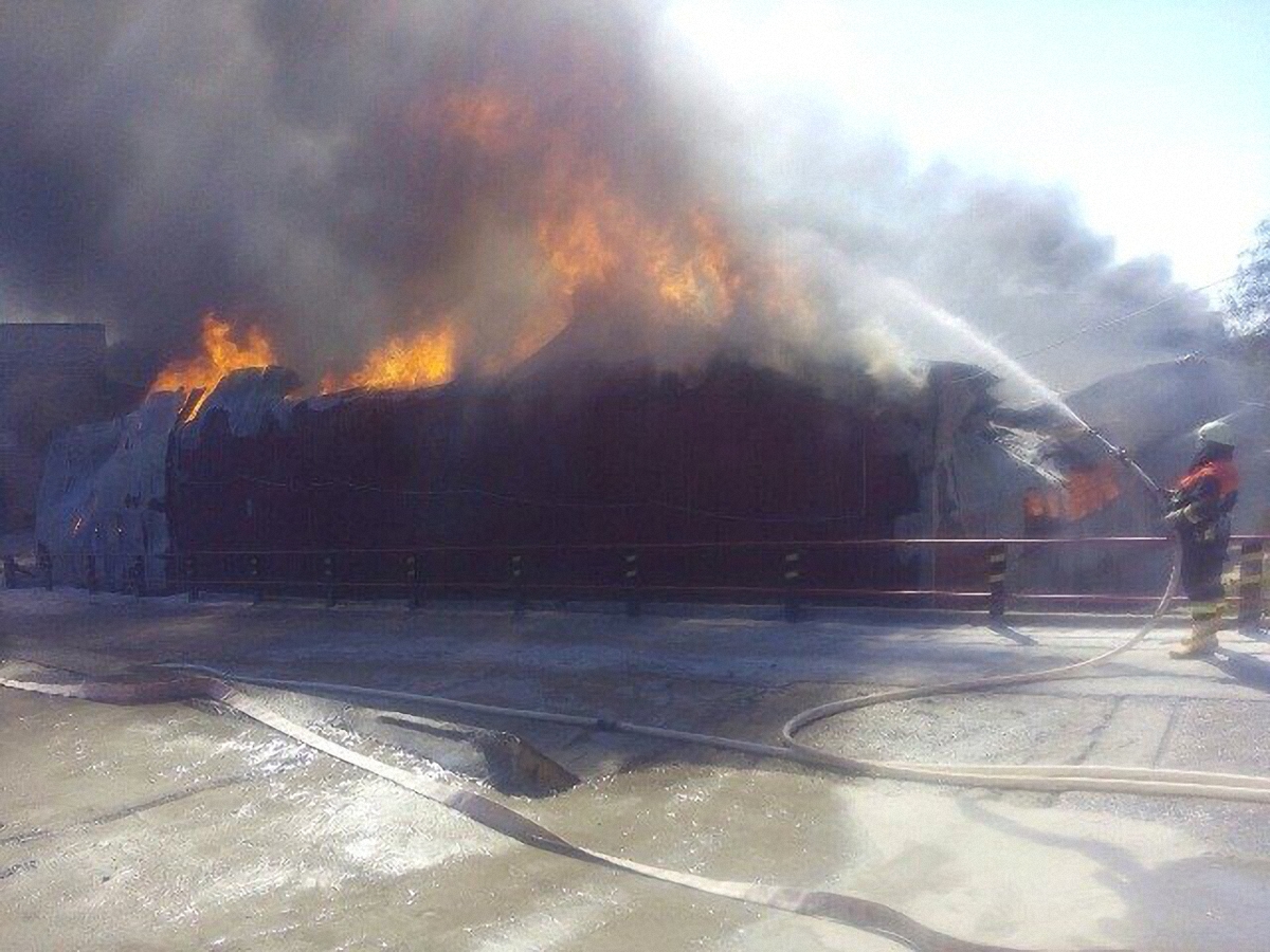 Спасатели борются с огнем на складах под Киевом - фото 1