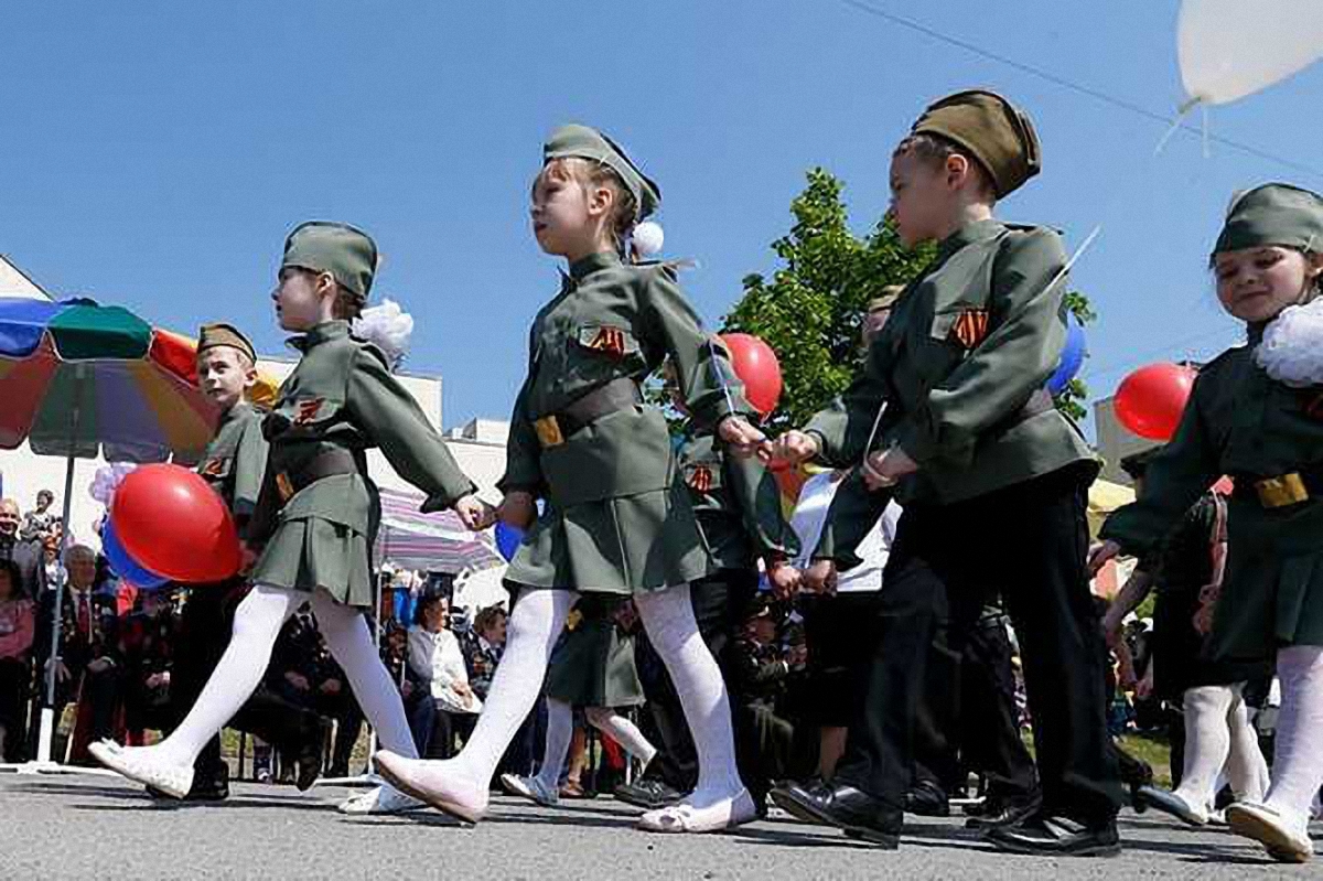 Боевики "ЛНР" использовали детей на параде - фото 1