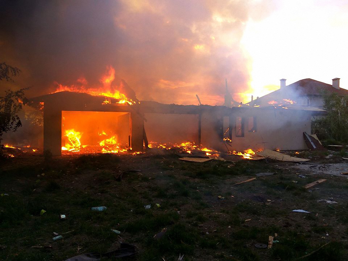 Боевики бьют по жилому району в Красногоровке - фото 1