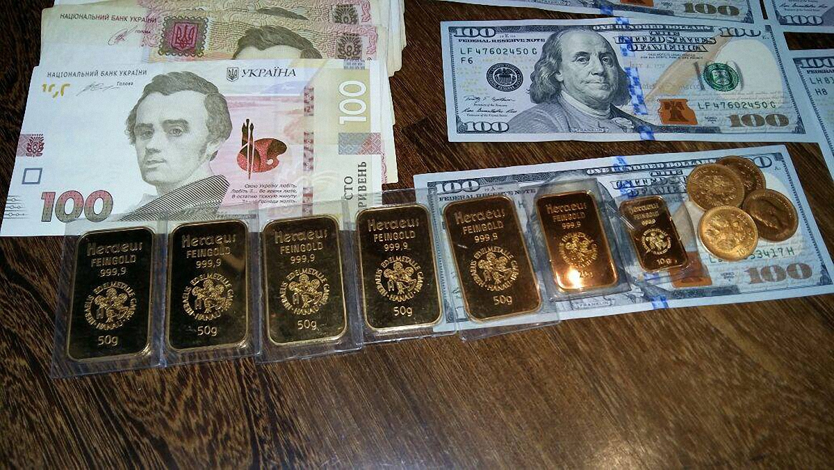 Во время обысков в "Укрзализныце" следователи нашли золото и немалые суммы - фото 1