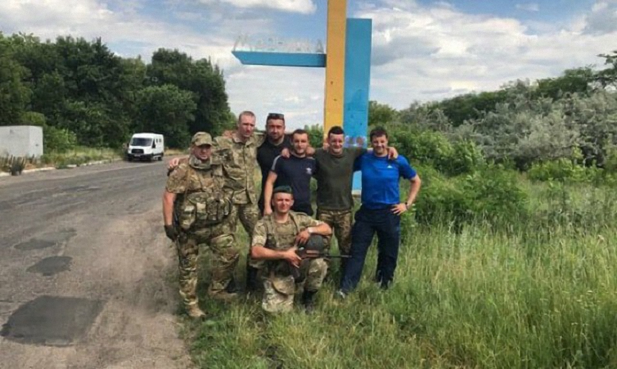 Украинские футболисты подняли бойцам ВСУ настроение и боевой дух - фото 1