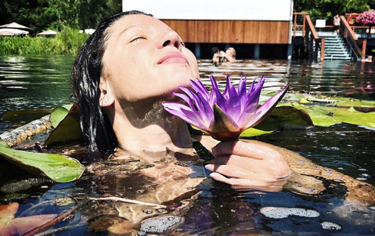 Украинская певица Руслана порадовала фанатов горячими фото с активного отдыха - фото 1