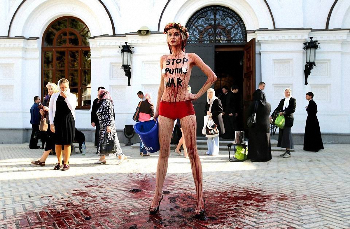 Анна Алляйн из FEMEN в очередной раз оскорбила чувства верующих - фото 1