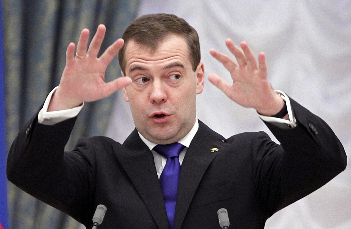 Дмитрий Медведев стал объектом насмешек из-за брендового белья из США - фото 1