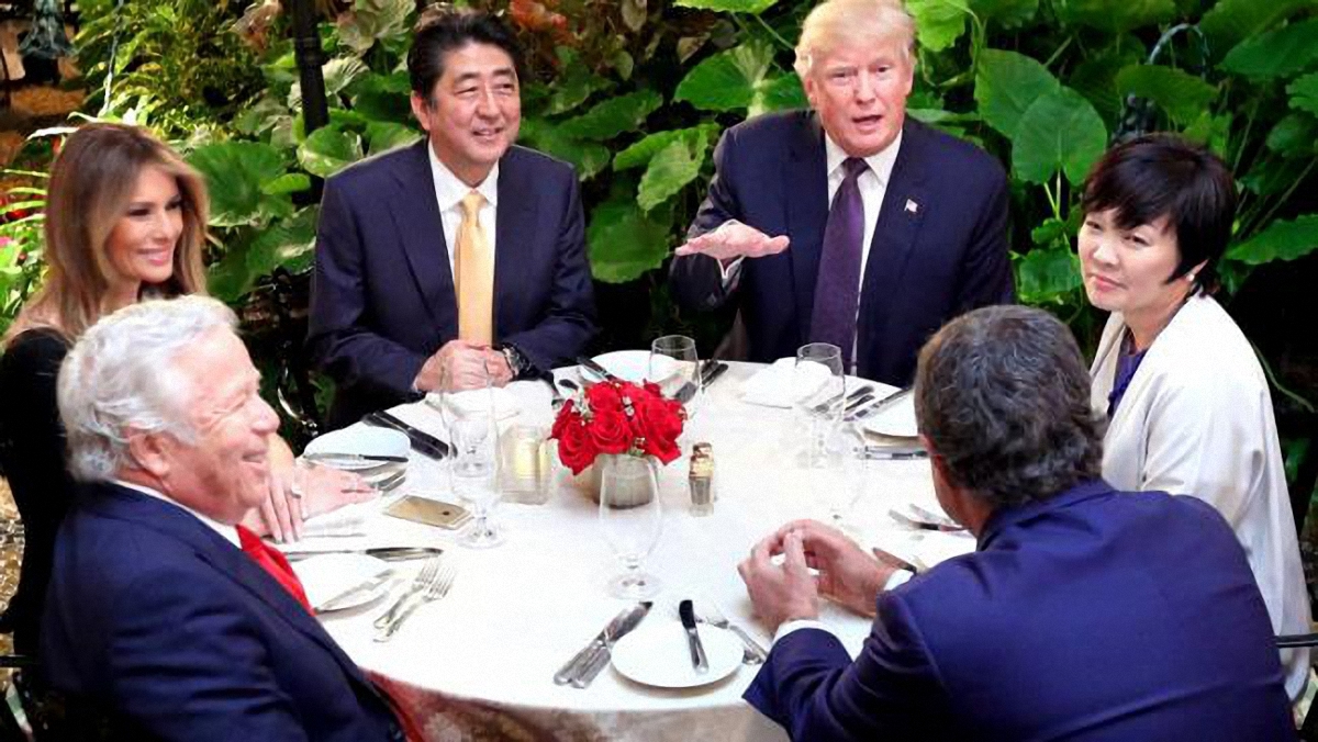 Ужин Трампа и премьер-министра Японии Синдзо Абэ - фото 1