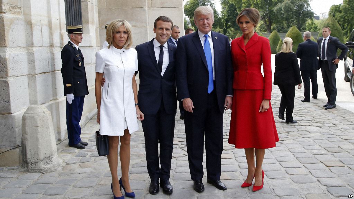  Трамп оскорбил жену Макрона во врема визита в Париж - фото 1