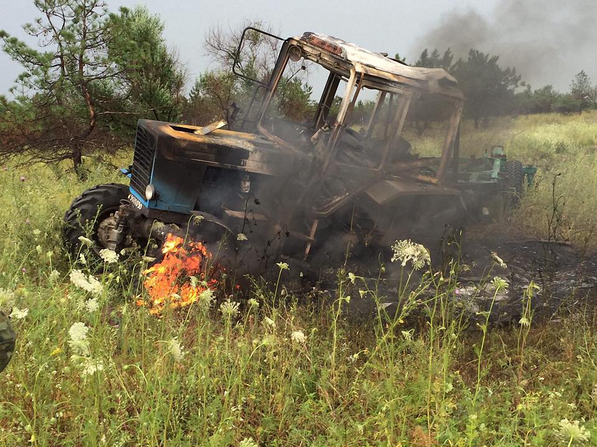 Трактор выгорел из-за взрыва - фото 1