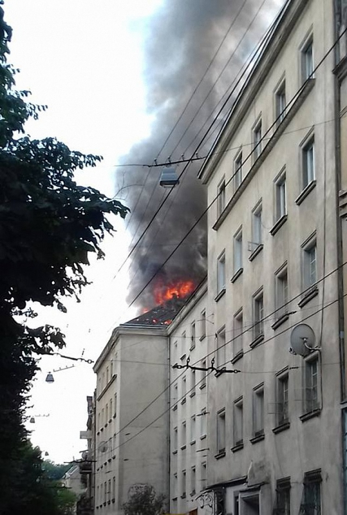 В центре Львова горит дом (фото) - фото 1